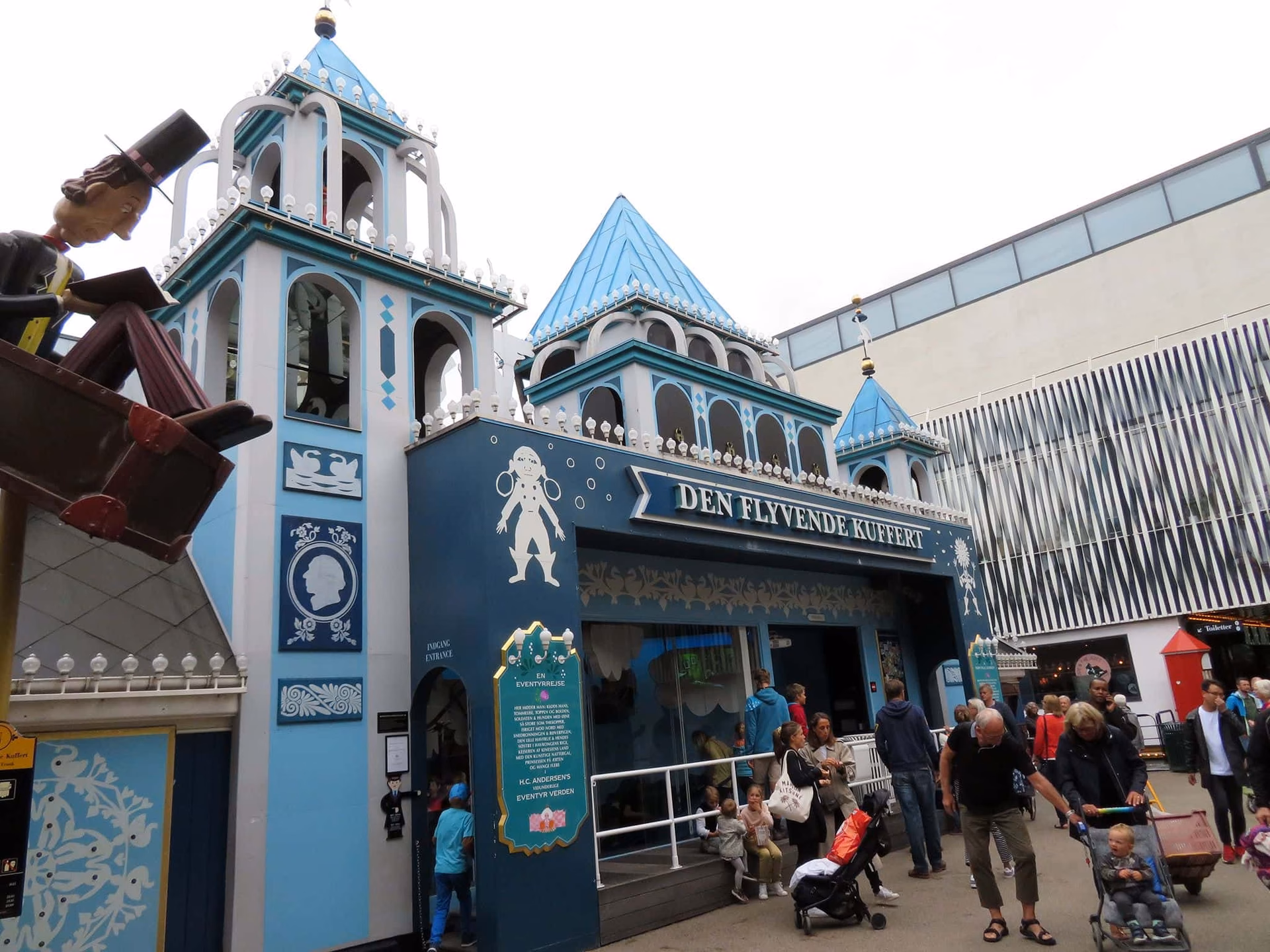 Hvem har lagt stemme til den flyvende kuffert i Tivoli?