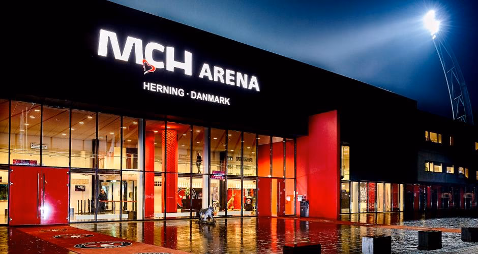 Hvor mange tilskuere kan der være i FCM Stadion?