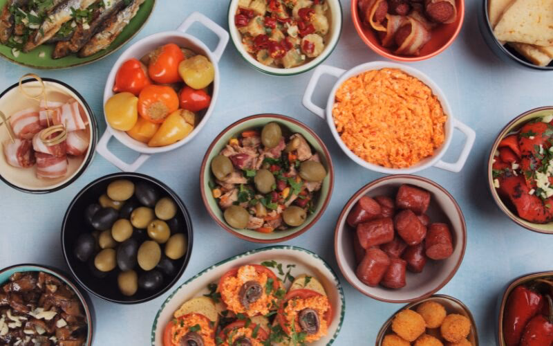 Kan man have mad gennem security?