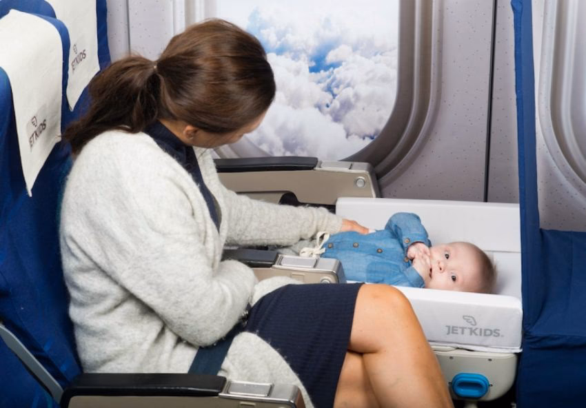 Hvor er det bedst at sidde i et fly med baby?