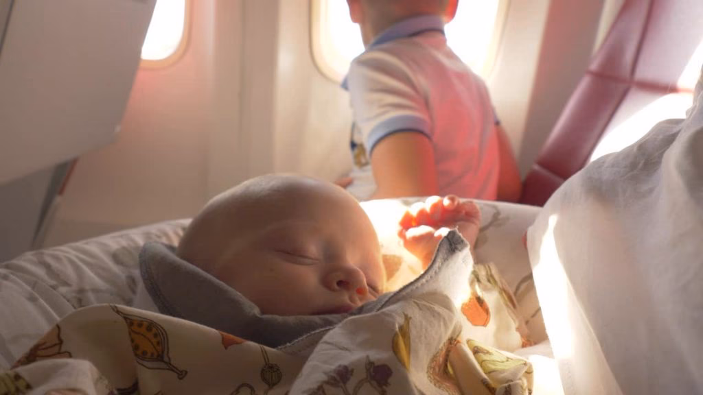 Hvor er det bedst at sidde i et fly med baby?