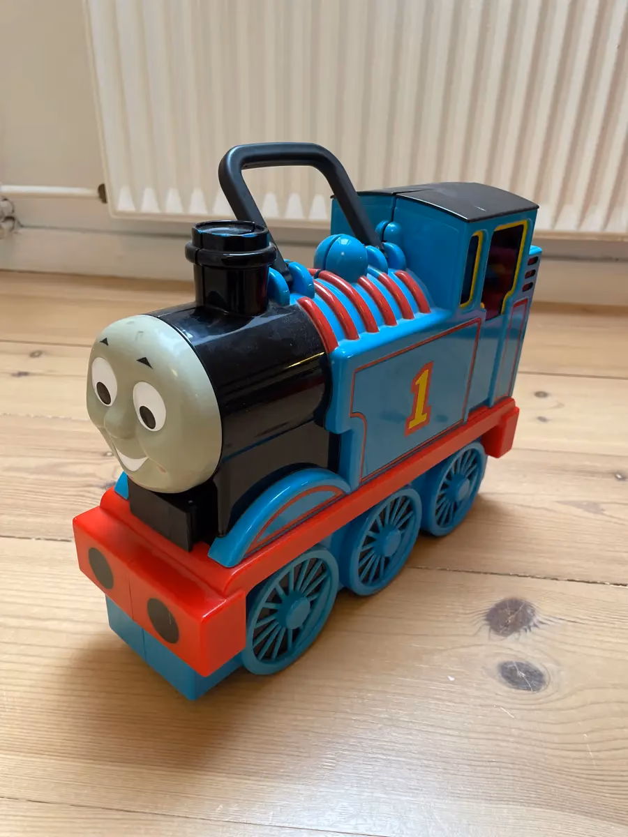 Hvem har indtalt Thomas Tog?